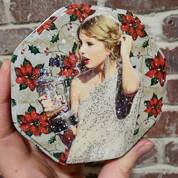 Taylor Swift Evermore Fearless Handmade Holiday Tin w/ 6 Friendship Bracelets - Picture 4 of 15